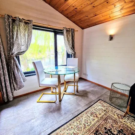 Magpie 2 Hot Tub Huntersmoon-Warminster-Longleat-Wiltshire Villa Exterior photo