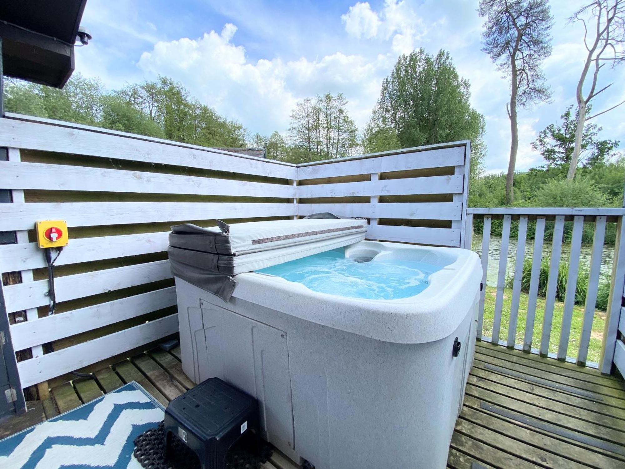 Magpie 2 Hot Tub Huntersmoon-warminster-longleat-wiltshire Holiday home *