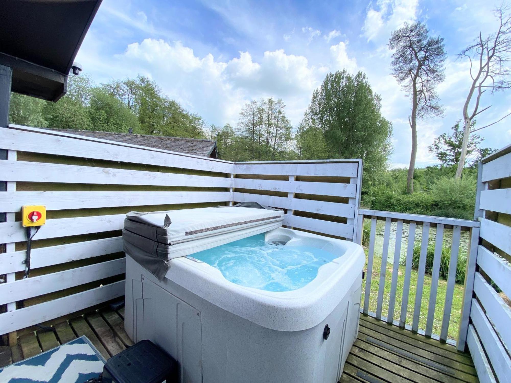 Holiday home Magpie 2 Hot Tub Huntersmoon-warminster-longleat-wiltshire *