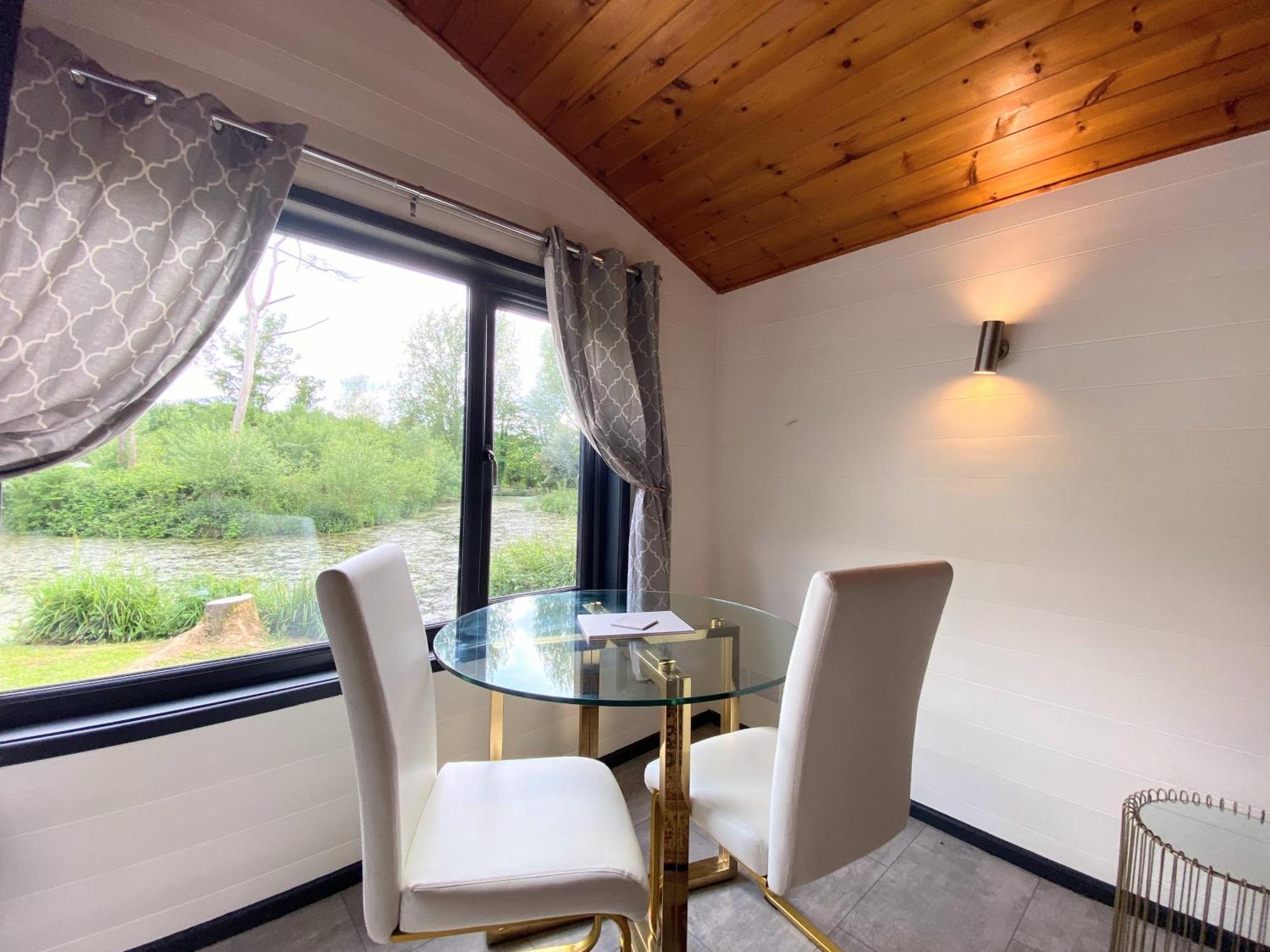 Magpie 2 Hot Tub Huntersmoon-warminster-longleat-wiltshire Holiday home Warminster